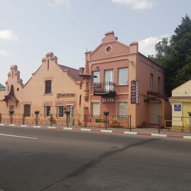 Centrinė aikštė, Pastovys